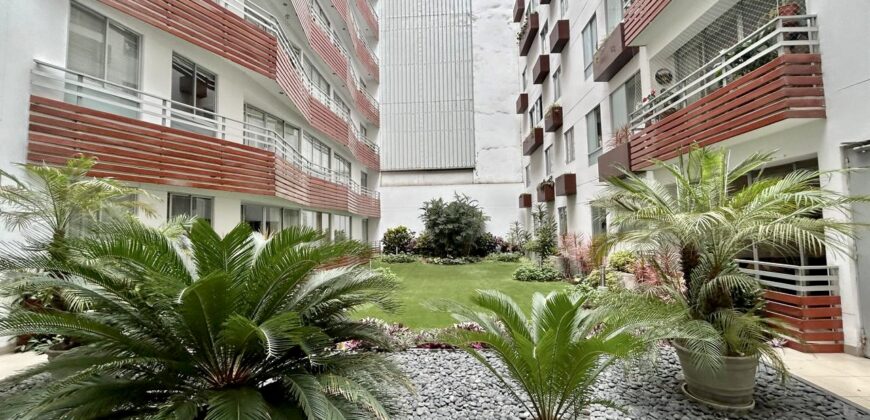 Se vende acogedor departamento con balcon y vista a lindo jardin interno en Miraflores